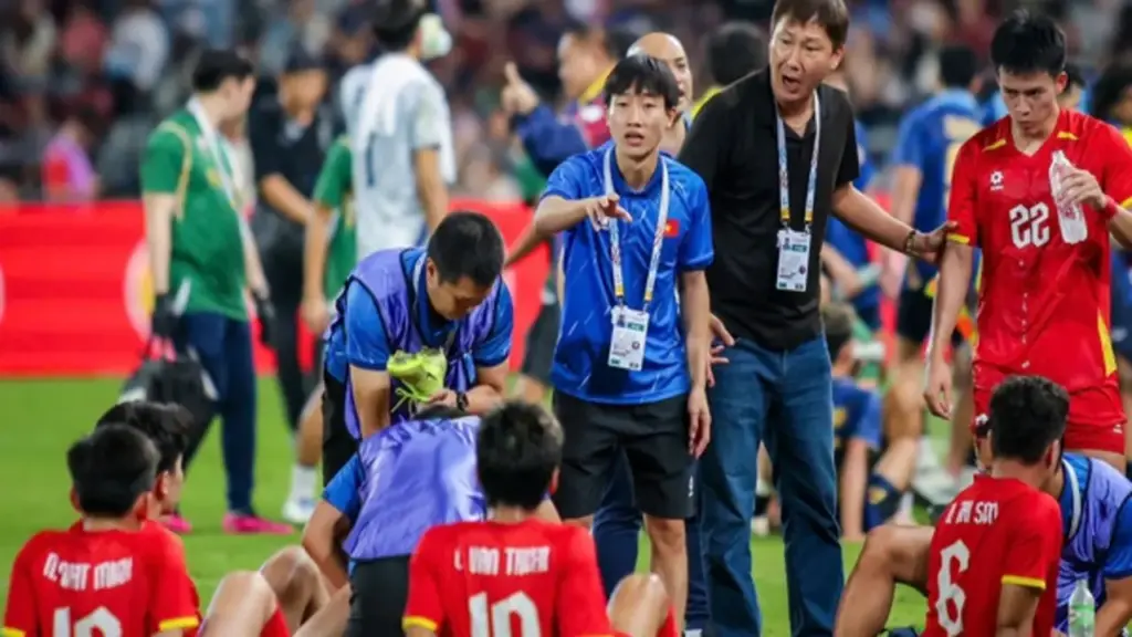 Bảo vệ ngôi vương AFF Cup 2026: Áp lực kép cho HLV Kim Sang-sik đến từ đâu?