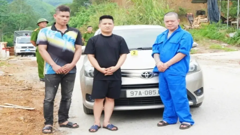 Bắt 3 đối tượng rượt đuổi, nổ súng bắn ô tô