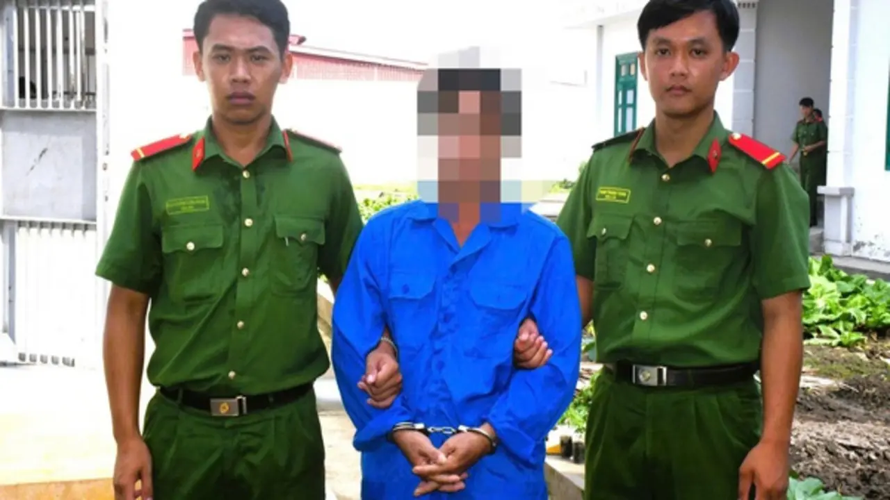 Bắt đối tượng giở trò đồi bại với bé gái