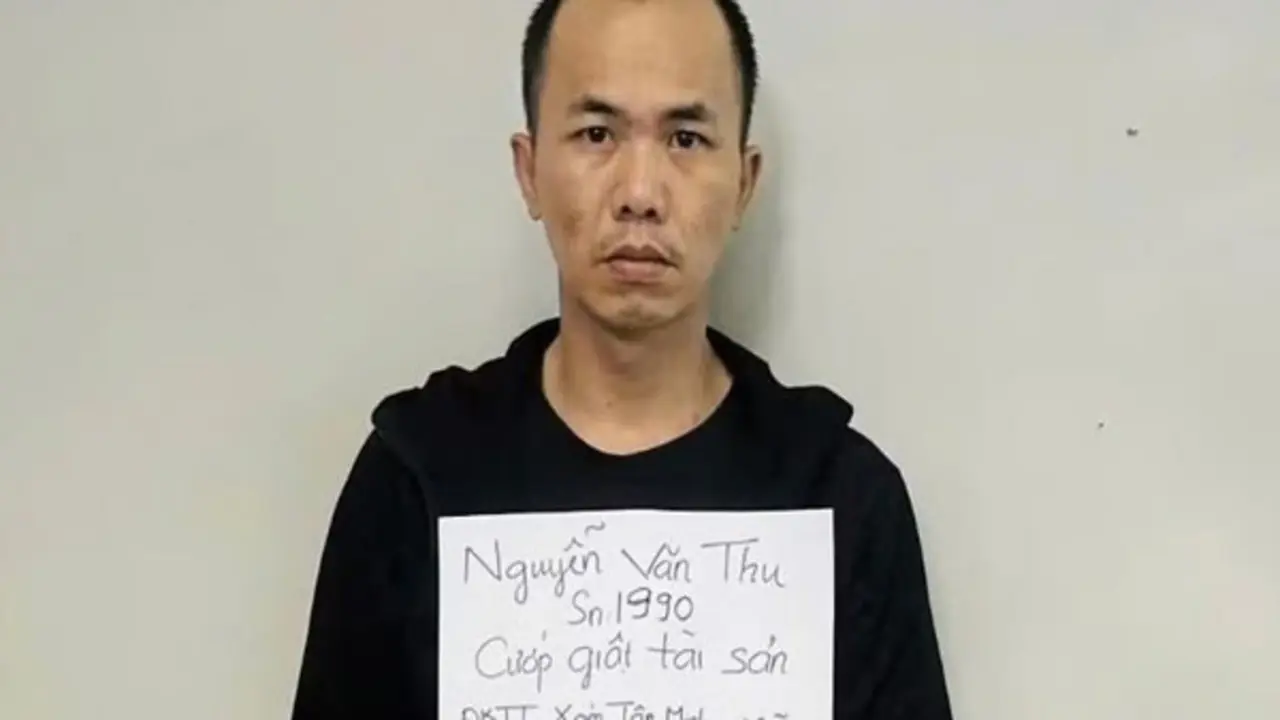 Bắt đối tượng nhờ đổi tiền rồi cướp giật tiền, vàng của cụ bà bán vé số 74 tuổi