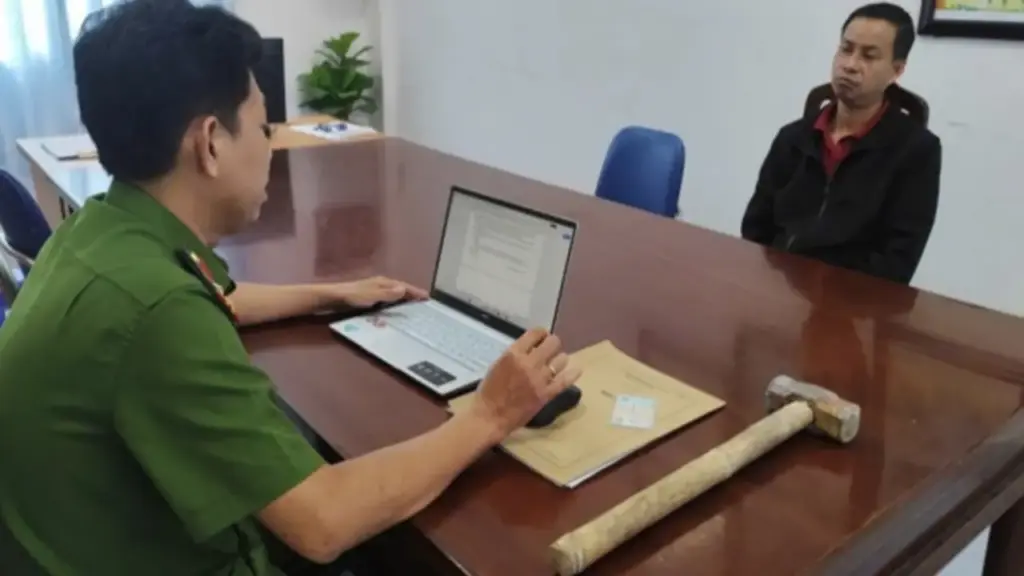 Bắt gã đàn ông đập phá 6 hũ hài cốt của gia đình bạn gái