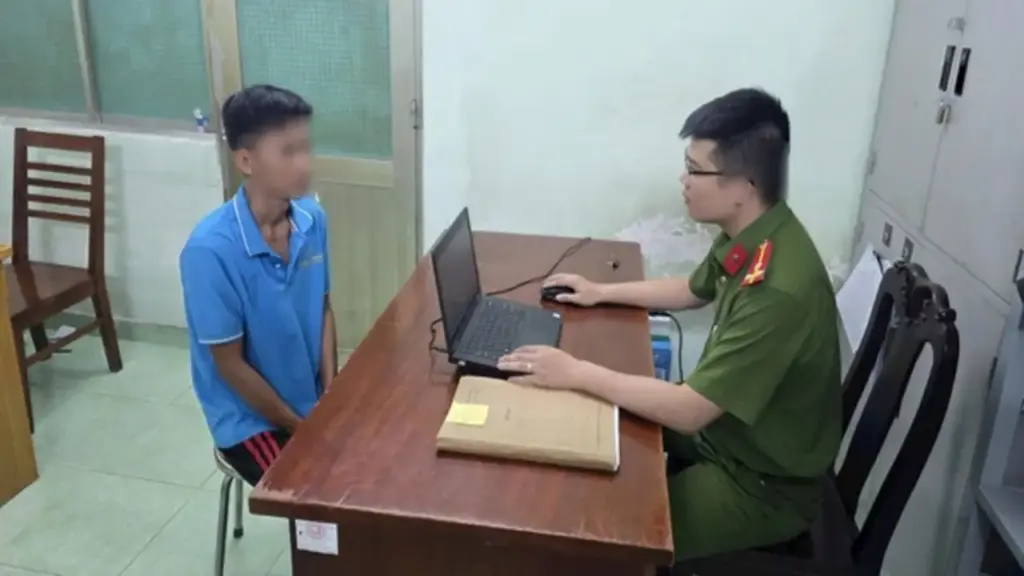 Bắt khẩn cấp đối tượng bạo hành con riêng của vợ hờ