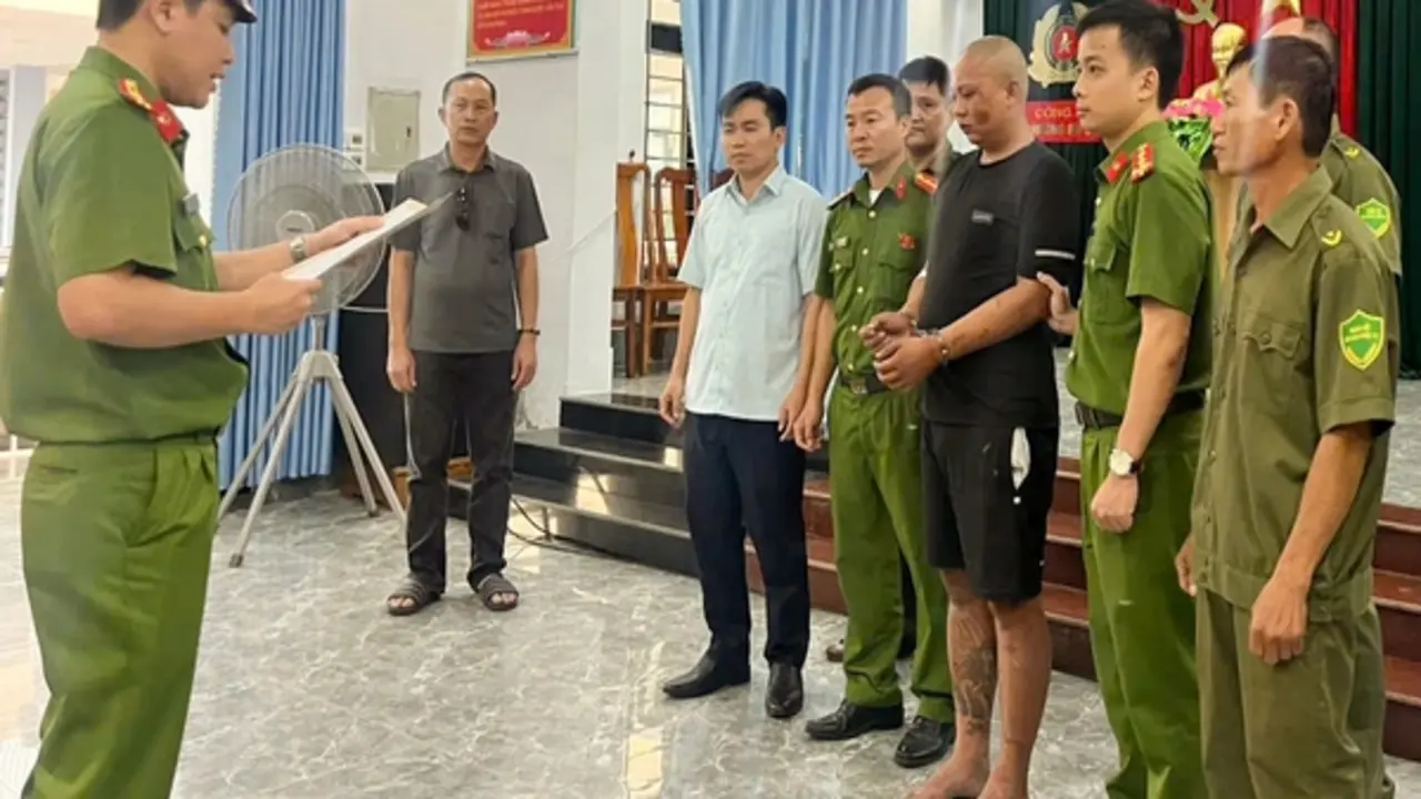 Bắt khẩn cấp nghi phạm vào trụ sở công an, vô cớ chém cán bộ trọng thương