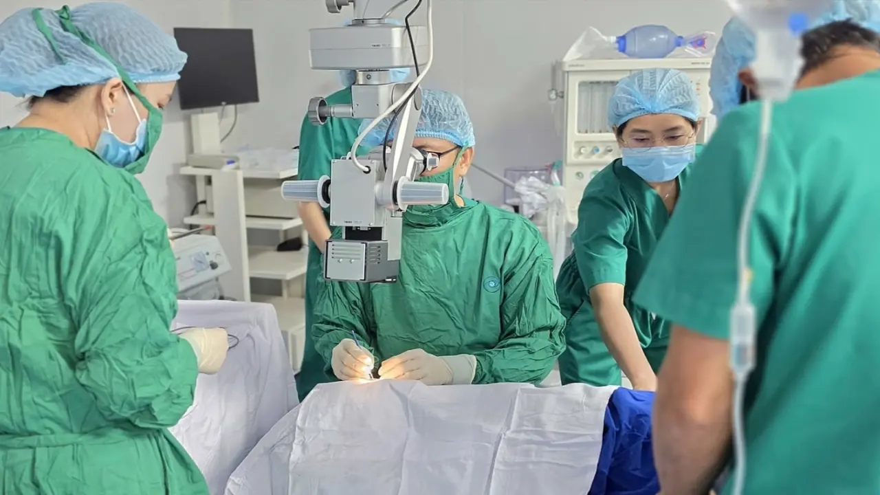 Bé 10 tuổi đục thủy tinh thể bởi bệnh võng mạc trẻ sinh non