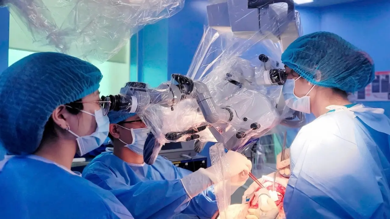 Bé 9 tuổi đột quỵ vỡ mạch máu não