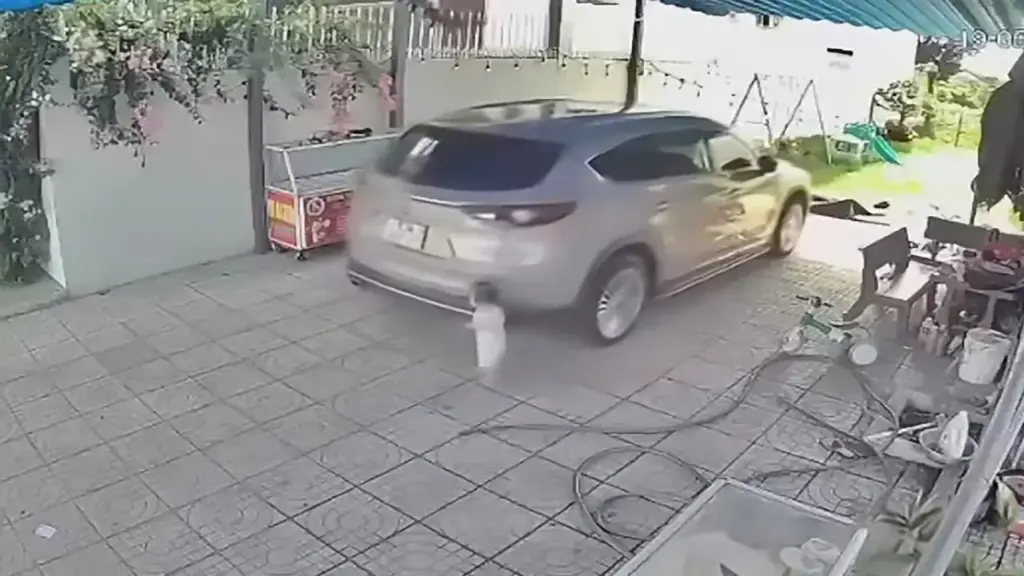 Bé gái 15 tháng tuổi bị ô tô lùi cán tử vong ở Đồng Nai