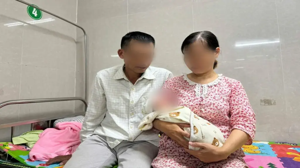 Bé gái bị bỏ rơi đang điều trị viêm phổi, chưa tìm được người thân