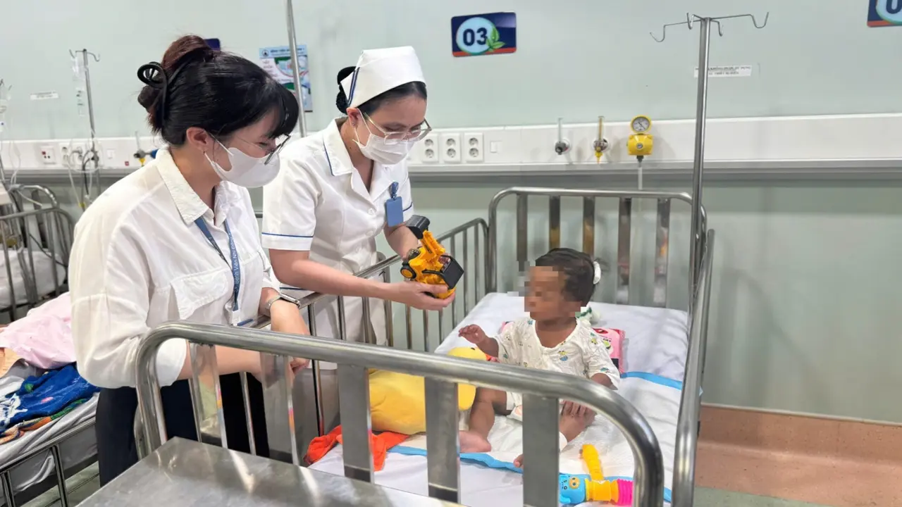 Bé trai 2 tuổi tại TP.HCM bị mẹ ruột và người tình bạo hành đã qua cơn nguy kịch