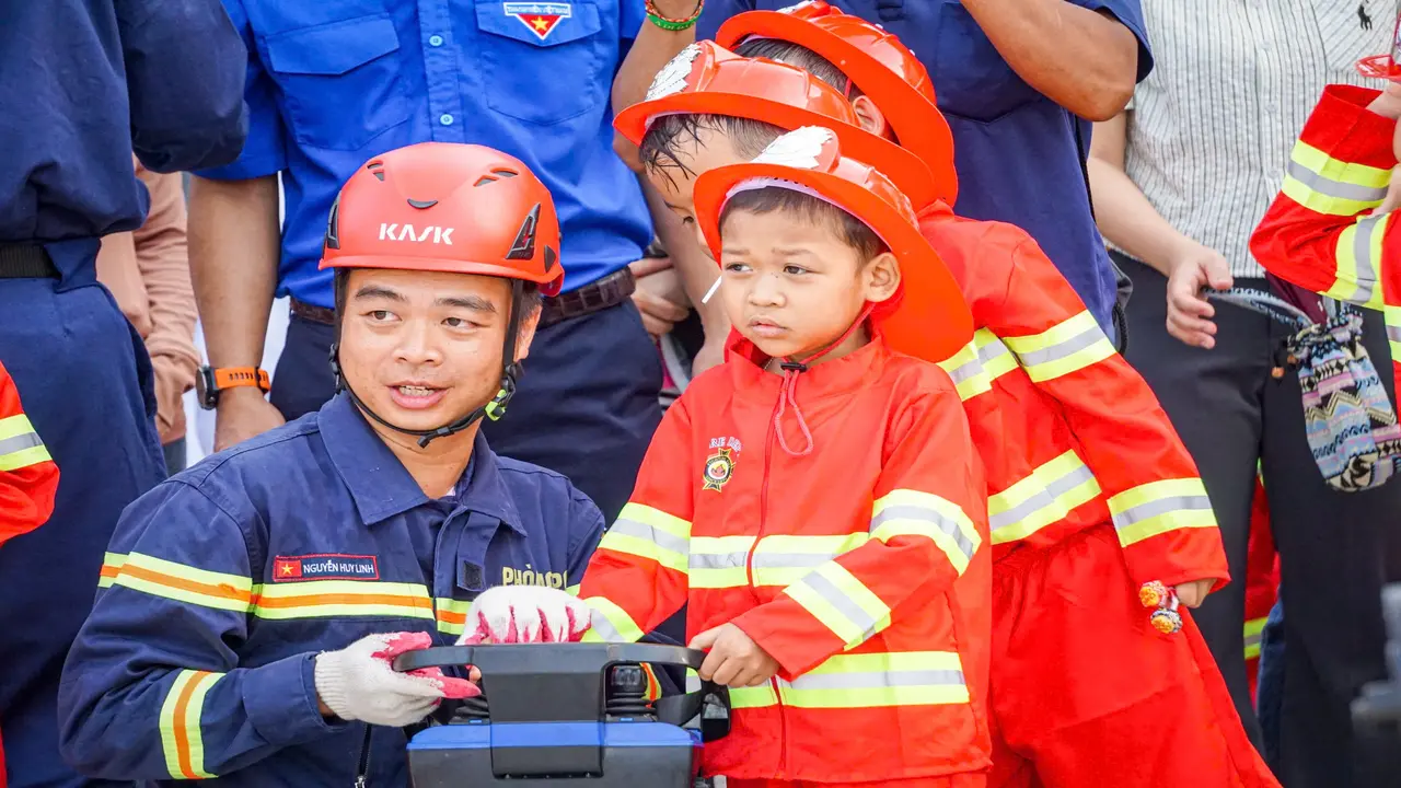Bé trai 8 tuổi, 8 năm ở bệnh viện và lần đầu được chạm tay vào ước mơ