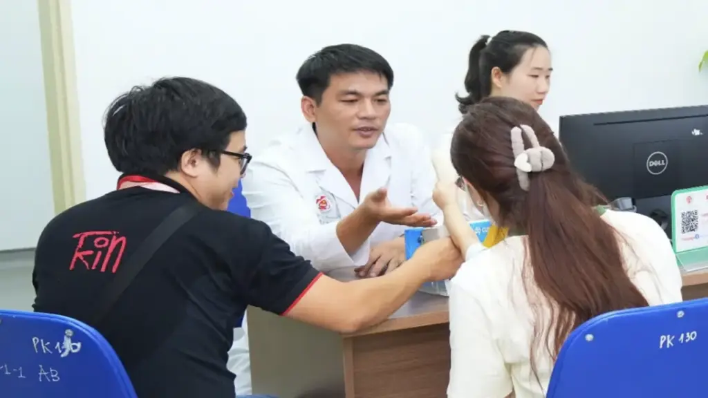 Bé trai tiểu lệch, tiểu khó, có thể là dấu hiệu bệnh lý