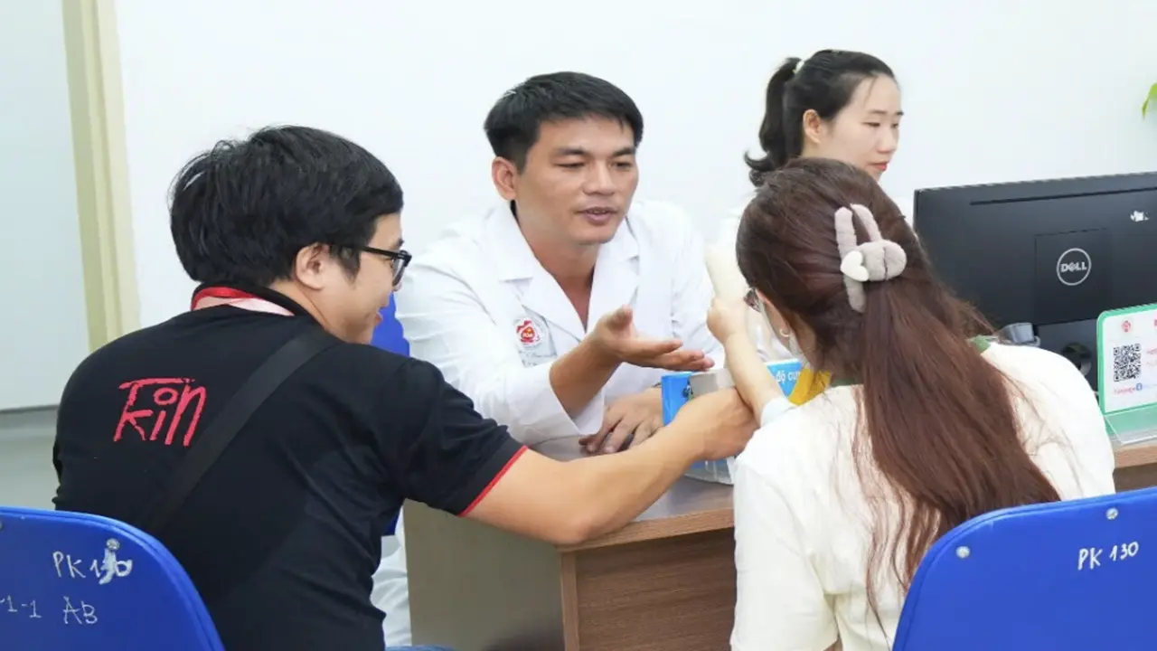 Bé trai tiểu lệch, tiểu khó, có thể là dấu hiệu bệnh lý