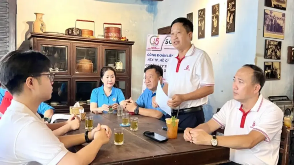 Bên ly cà phê sáng cùng sếp, nhân viên 'chốt' chuyện tăng lương