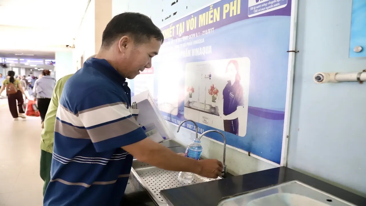 Bệnh viện đón người dân từ 5h sáng, tăng bàn khám ứng phó nắng nóng