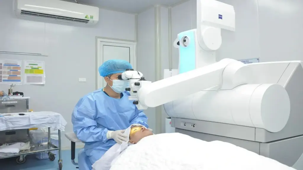 Bệnh viện Mắt Trung ương có Trung tâm Phẫu thuật tật khúc xạ
