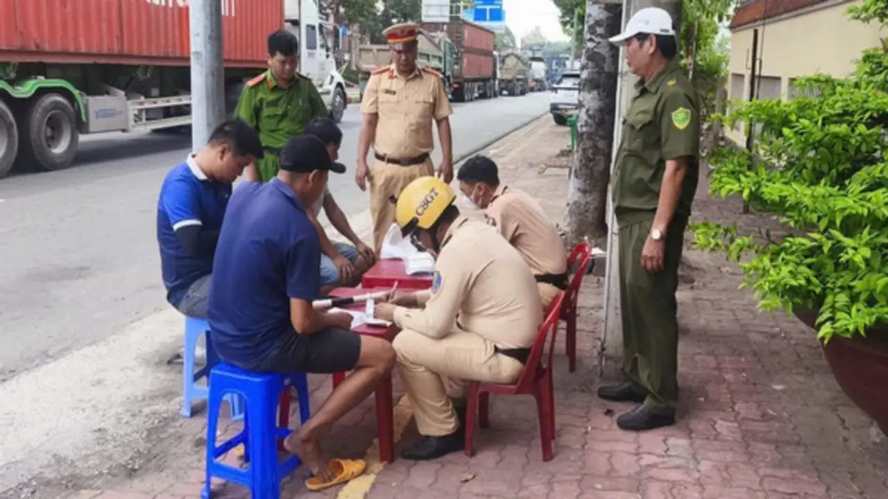 Bị lập biên bản nồng độ cồn, người đàn ông đòi lao ra đường tự tử