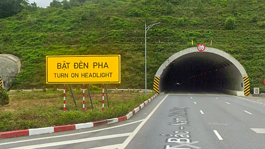 Biển báo 'Bật đèn pha' khiến nhiều tài xế hiểu nhầm