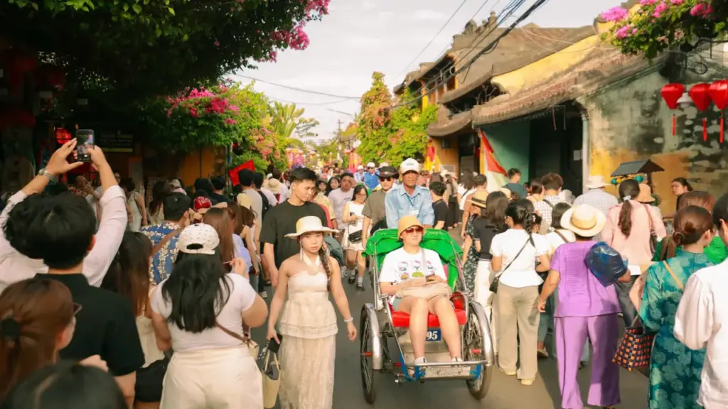 Biển người chơi lễ ở phố cổ Hội An