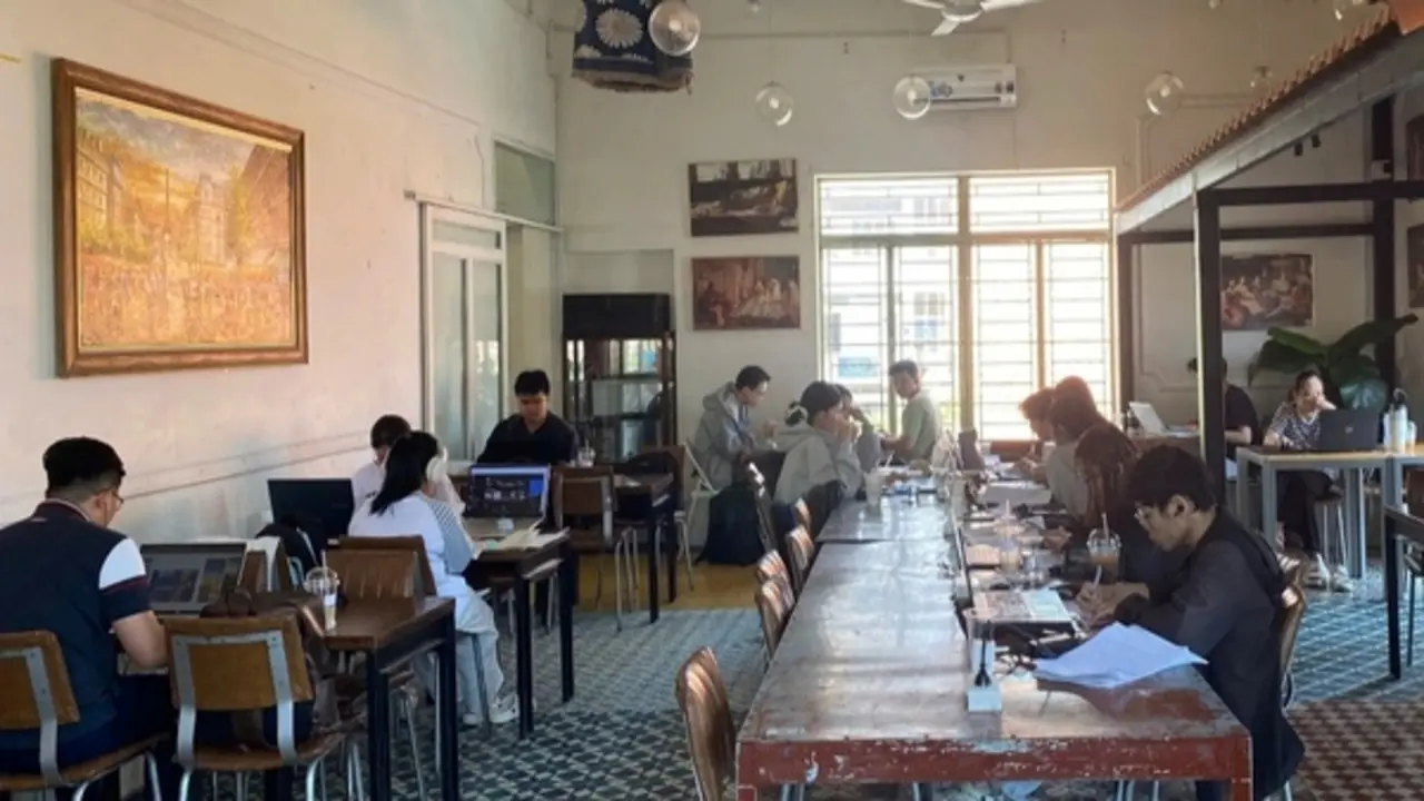 'Biến' quán cà phê thành... văn phòng di động: Đừng quá lạm dụng