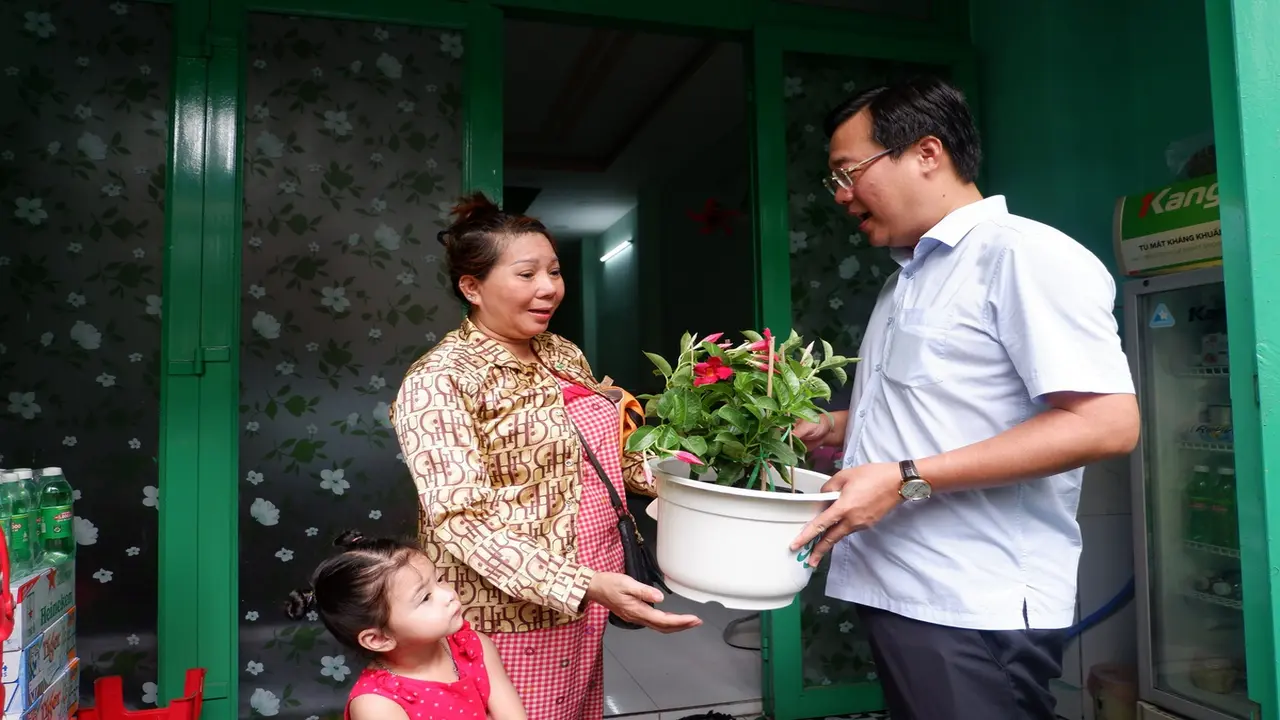Cả ngàn bạn trẻ cùng bà con ở Bình Hưng Hòa chung tay dọn rác, trồng cây nhân Chủ nhật xanh