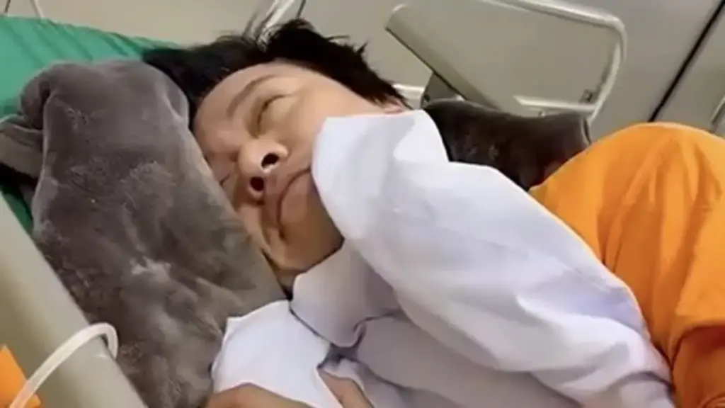 Ca sĩ Tuấn Hưng gây xôn xao với hình ảnh tiều tụy trong bệnh viện