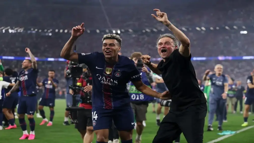 Cảm xúc của HLV Luis Enrique, cầu thủ PSG sau chức vô địch Champions League