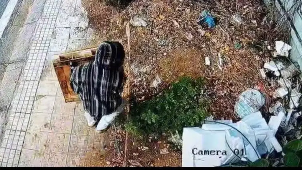 Camera ghi nhận hai người vứt rác ven đường Nguyễn Văn Linh, mỗi người bị phạt 1,5 triệu đồng
