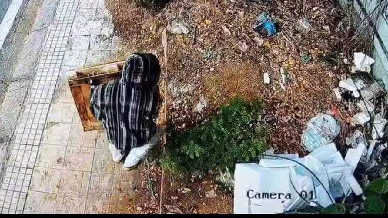 Camera ghi nhận hai người vứt rác ven đường Nguyễn Văn Linh, mỗi người bị phạt 1,5 triệu đồng