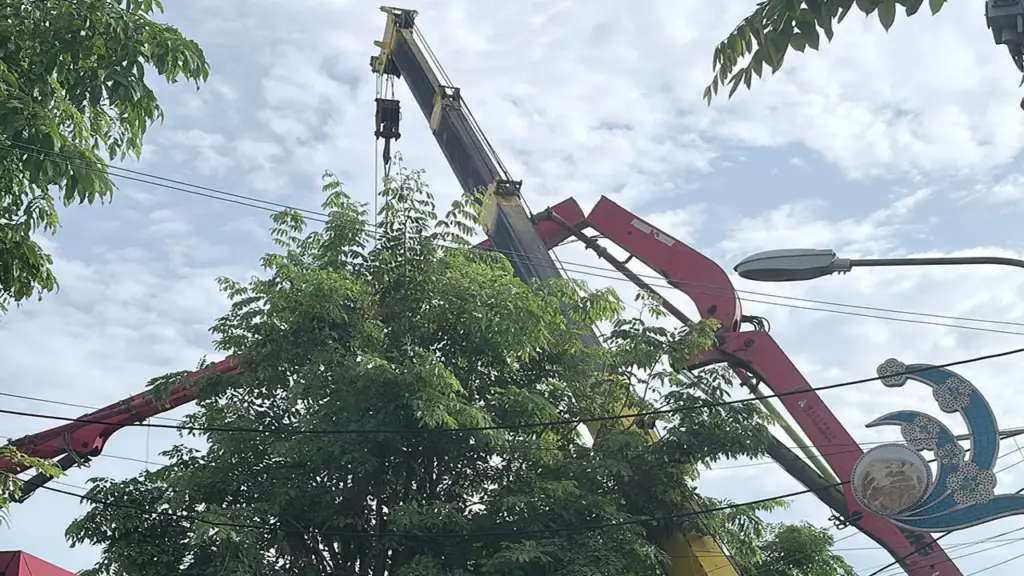 Cần bơm bêtông dài 30 m gãy đổ, đè ba công nhân