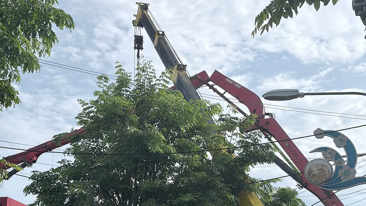 Cần bơm bêtông dài 30 m gãy đổ, đè ba công nhân