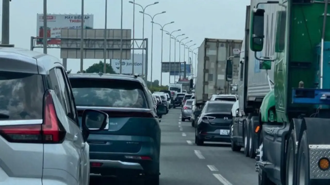 Cao tốc TP.HCM - Long Thành - Dầu Giây ùn ứ kéo dài hơn 10 km