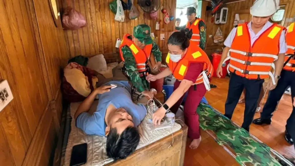 Cấp cứu khẩn cấp thuyền trưởng tàu hàng bị suy hô hấp giữa biển Cửa Việt
