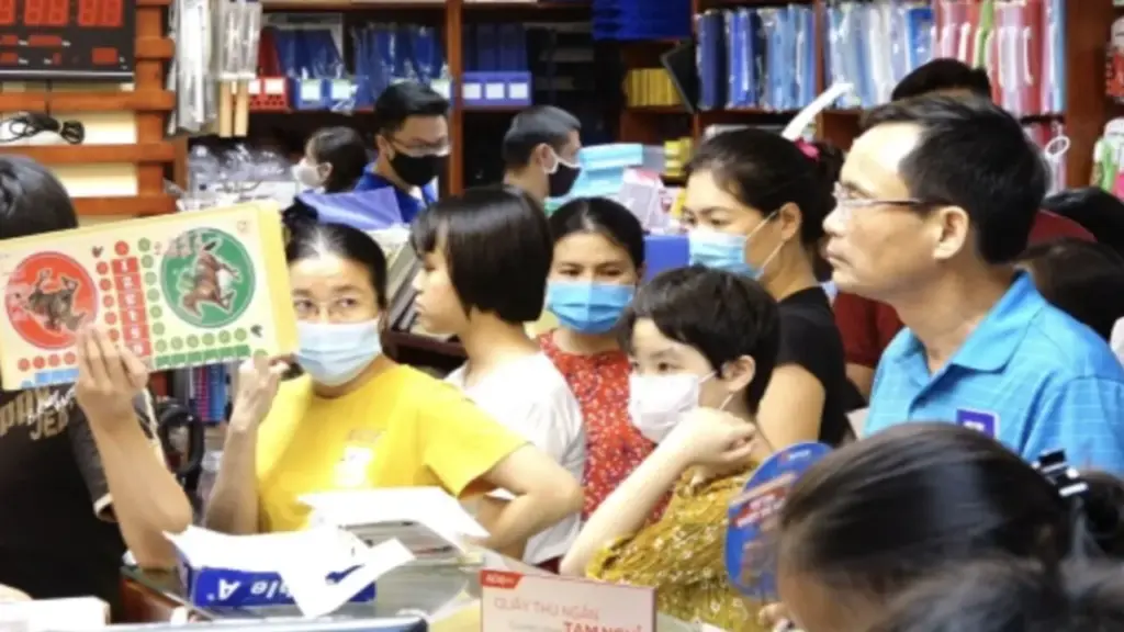Cặp vợ chồng dắt con vào nhà sách mua đồ chơi làm tôi chột dạ