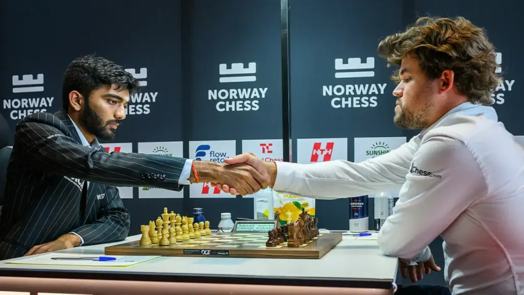 Carlsen gieo sầu cho Vua cờ Gukesh ở siêu giải Na Uy