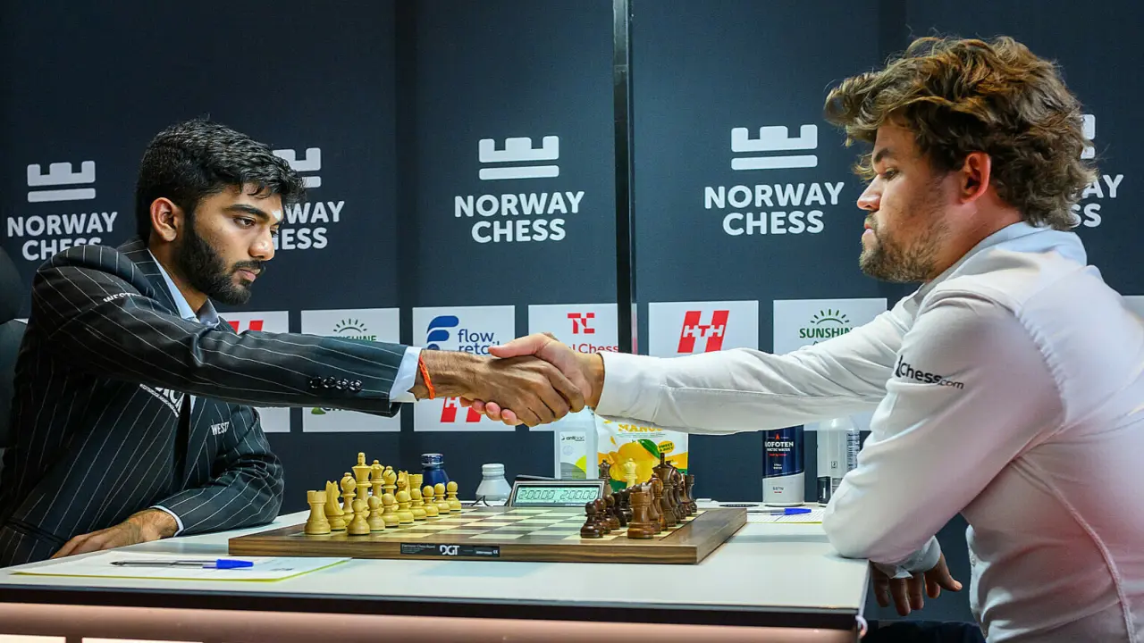 Carlsen gieo sầu cho Vua cờ Gukesh ở siêu giải Na Uy