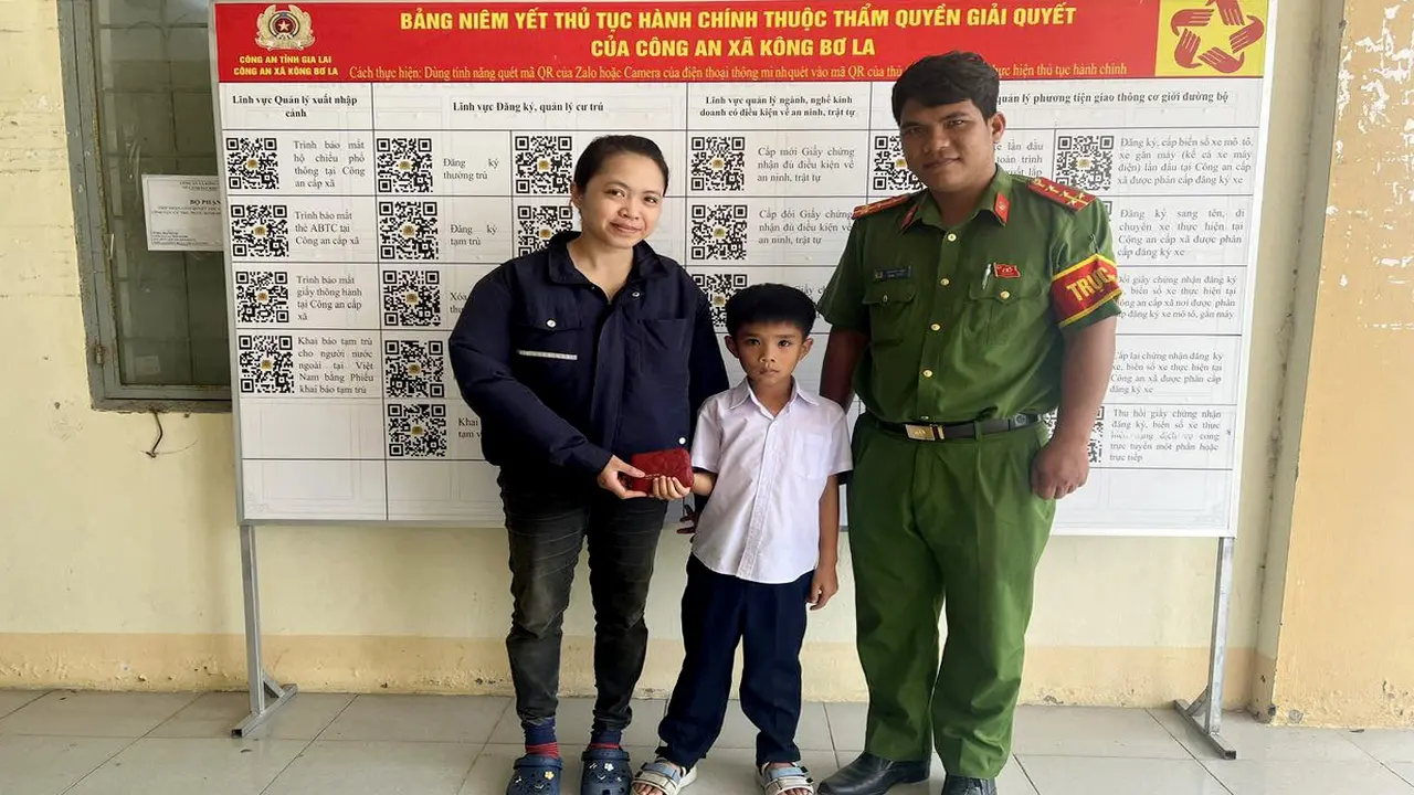 Cậu bé lớp 2 ở Gia Lai trả lại hơn 5 triệu đồng cho người đánh rơi
