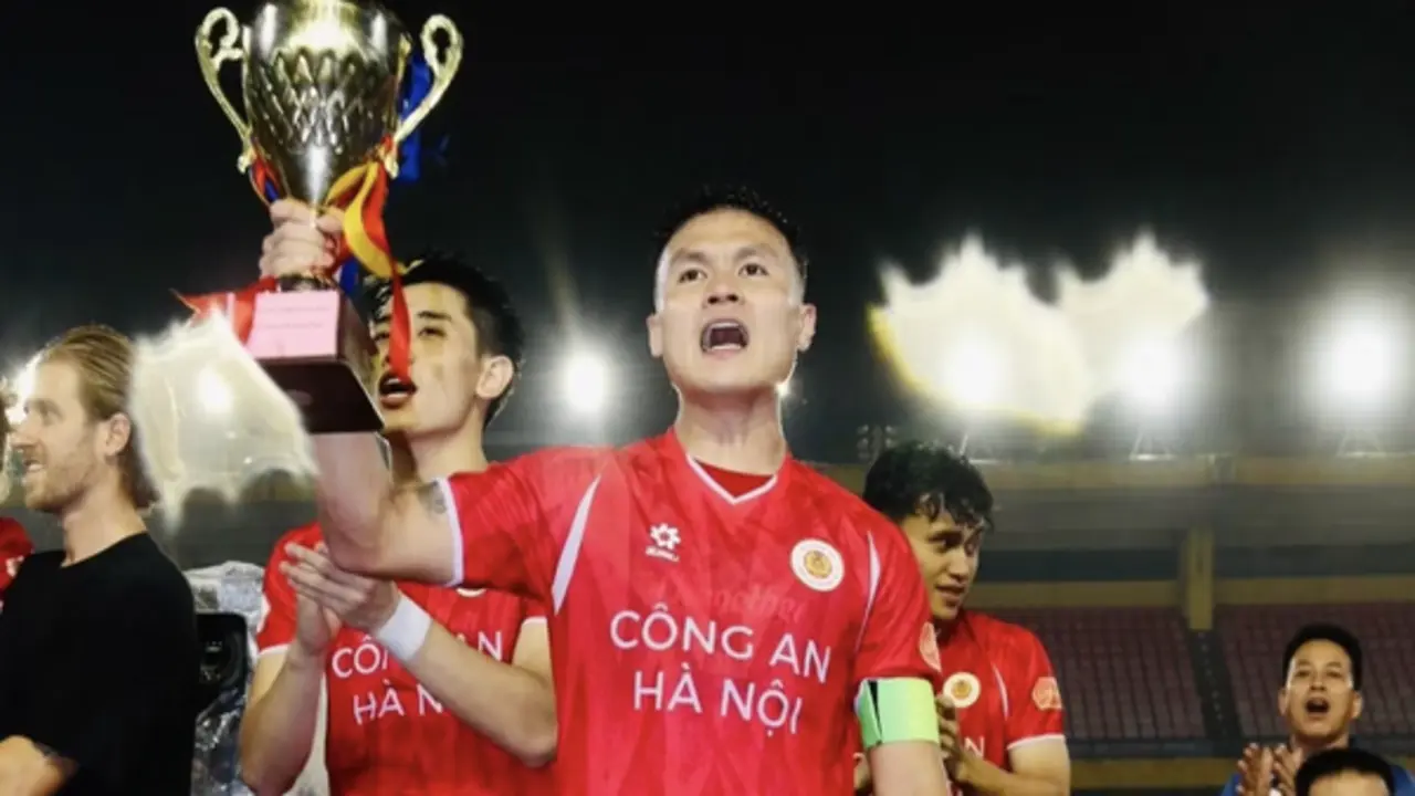 Cầu thủ Quang Hải chính thức đi vào lịch sử bóng đá Việt Nam