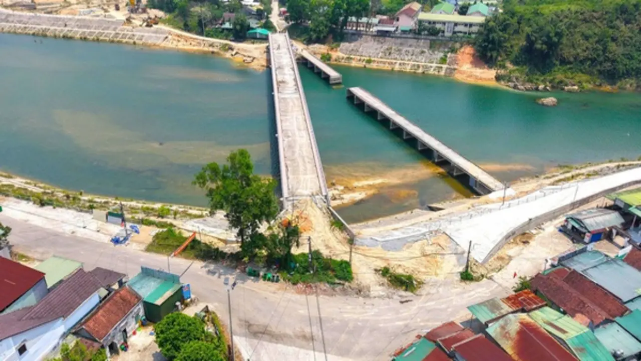 Cầu xây xong đã lâu nhưng vẫn... "đứng chờ" đường dẫn