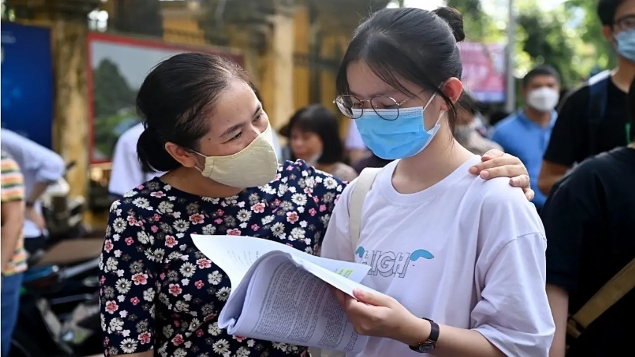 Cha mẹ sụt cân, con cái nhập viện vì áp lực thi lớp 10