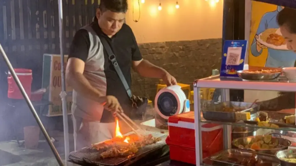 Chàng giám đốc bỏ việc về bán cơm chăm mẹ bệnh nặng