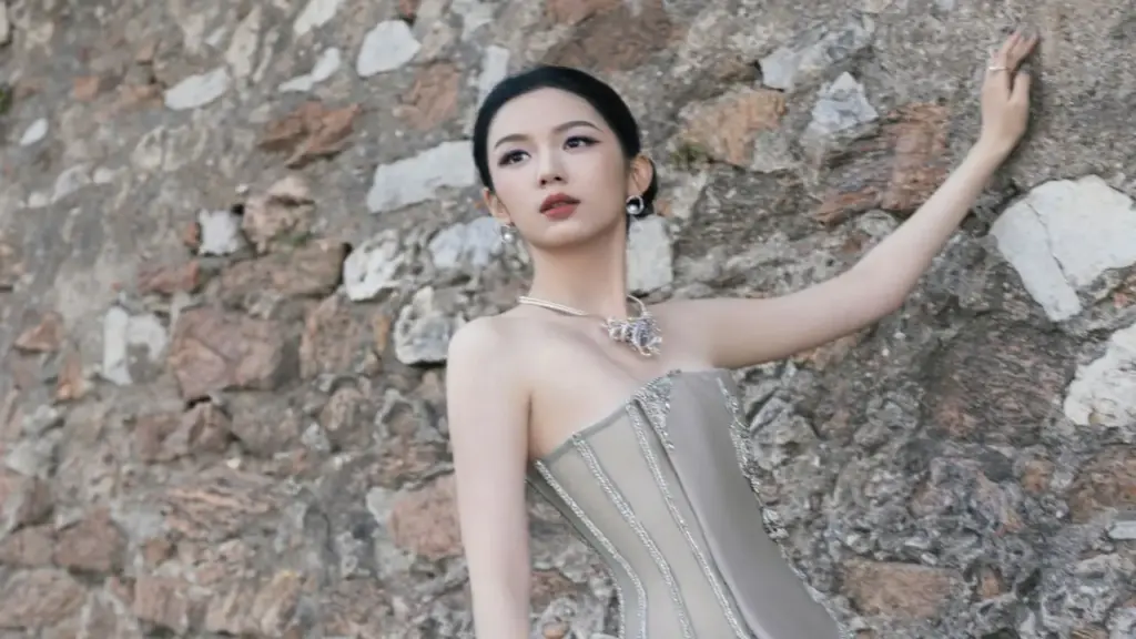 Châu Dã diện đầm Phan Huy tại Liên hoan phim Cannes