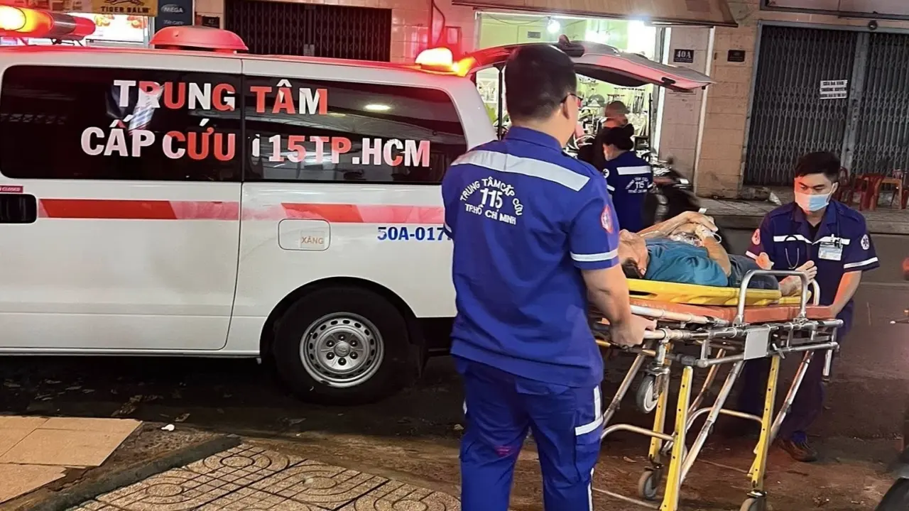 Chạy xe máy đi khám, người đàn ông gục ngã trước cửa phòng mạch