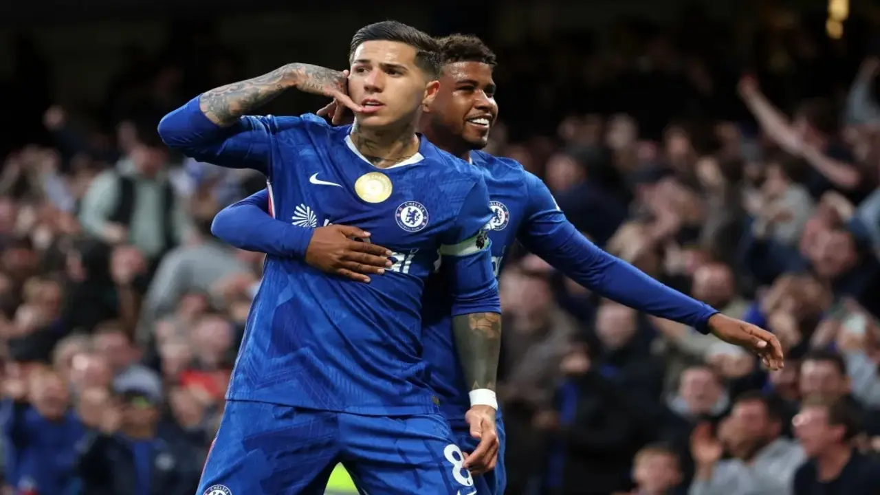 Chelsea ngăn Tottenham trụ hạng sớm