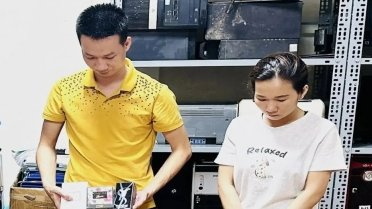 Chị em ruột cầm đầu đường dây nước hoa giả nhãn hiệu nổi tiếng thế giới