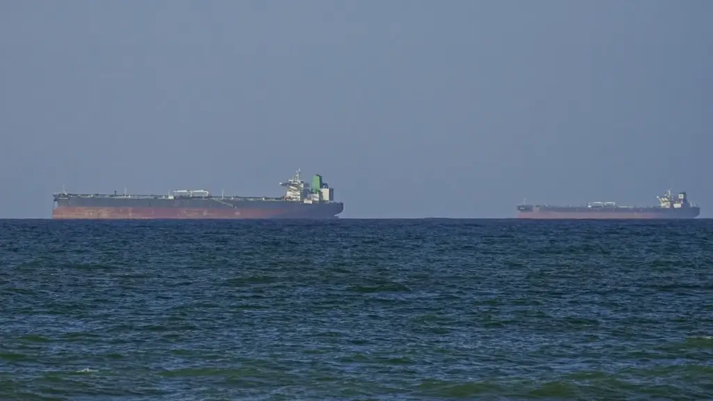 Chiến hạm Mỹ hỗ trợ hai tàu hàng đầu tiên qua Hormuz