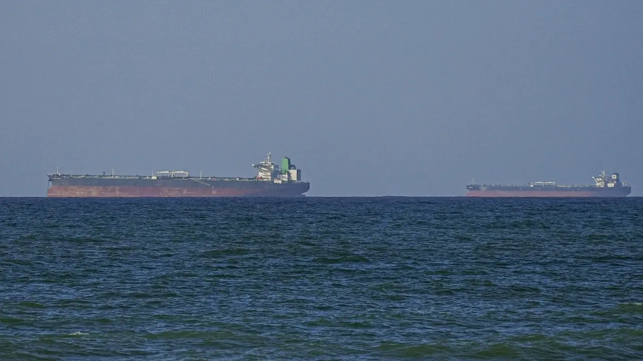 Chiến hạm Mỹ hỗ trợ hai tàu hàng đầu tiên qua Hormuz