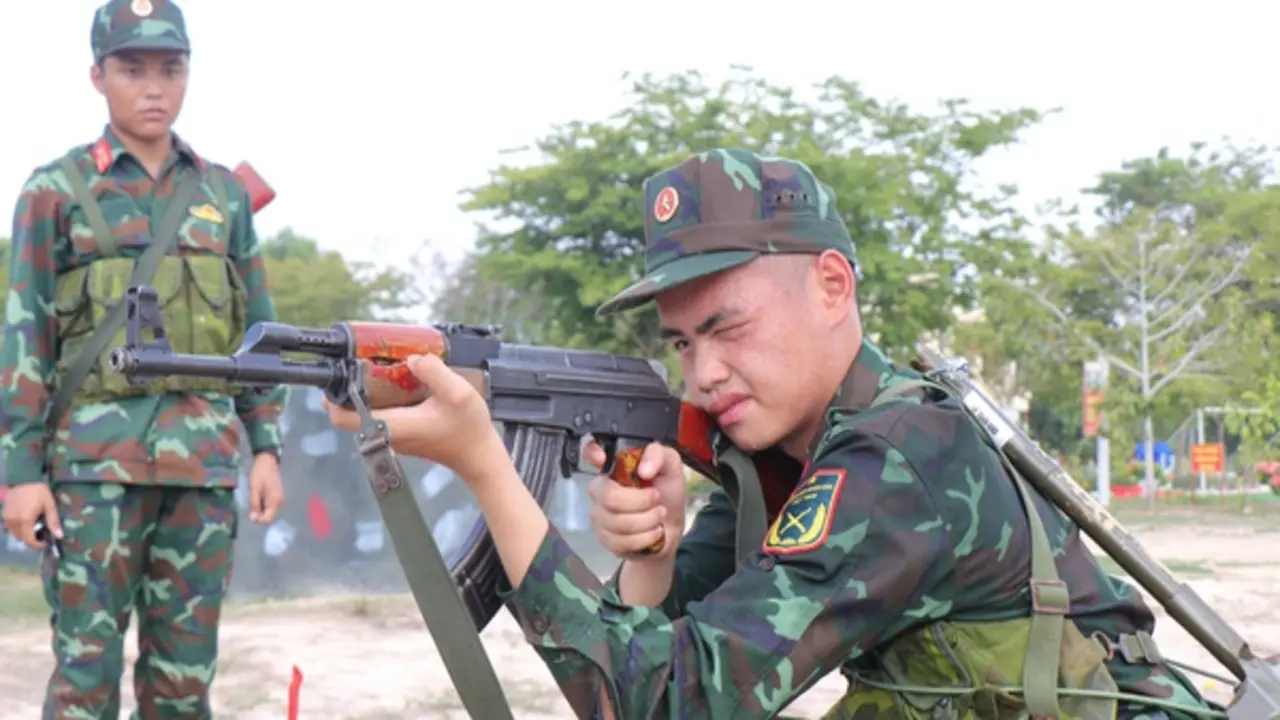Chiến sĩ mới Trung đoàn Gia Định rèn bản lĩnh trước ngày kiểm tra '3 tiếng nổ'