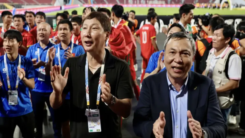 Chủ tịch VFF Trần Quốc Tuấn và HLV Kim Sang-sik dự bốc thăm VCK Asian Cup 2027