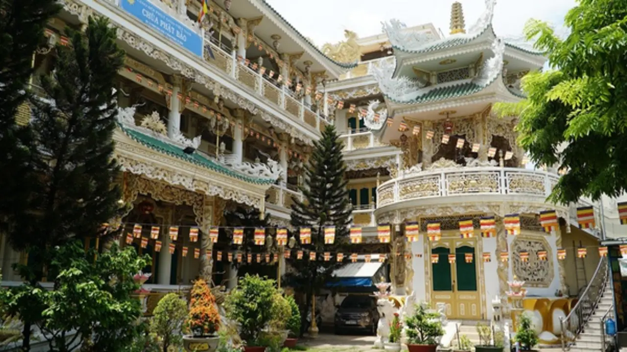 Chùa trong hẻm ở TP.HCM: Ngôi chùa 'trăm rồng' chỉ có 2 chư tăng