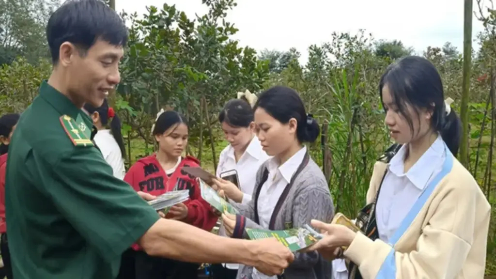 Chung dòng máu Lạc Hồng: Người lính đưa công nghệ số đến với đồng bào vùng biên