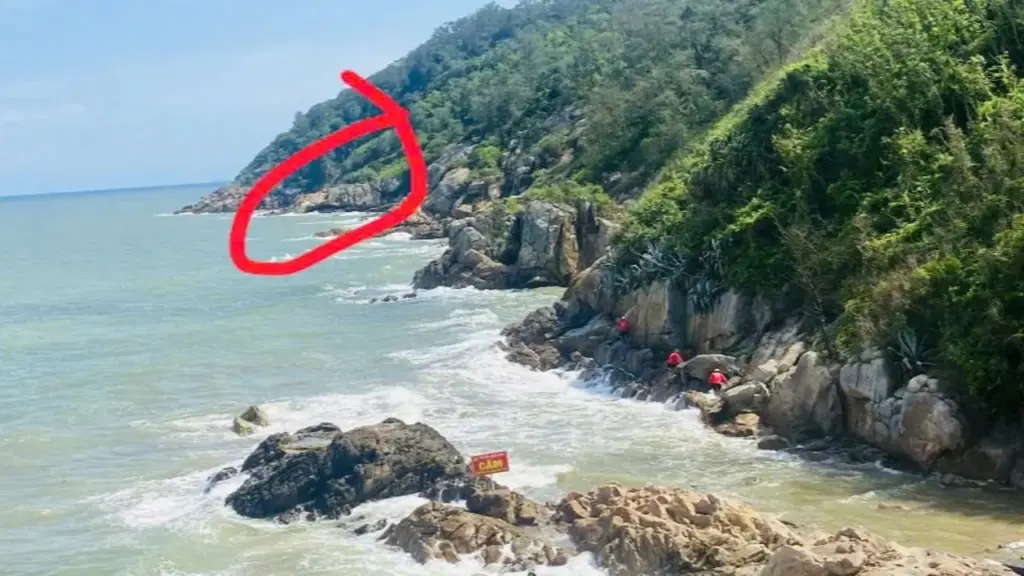 Chụp ảnh trên bãi đá ở Sầm Sơn, 2 du khách mắc kẹt khi thủy triều dâng
